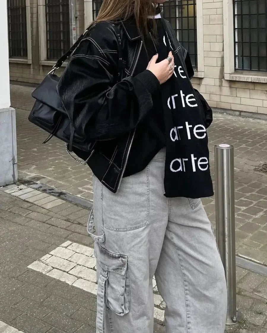 ララのレザーボンバージャケット – 究極のスタイルと快適さ